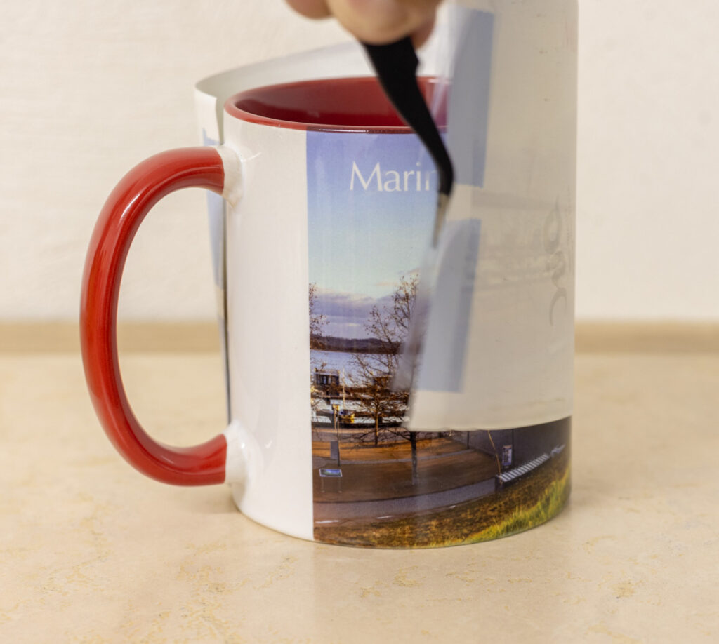 Papier entfernen von der heißen Tasse