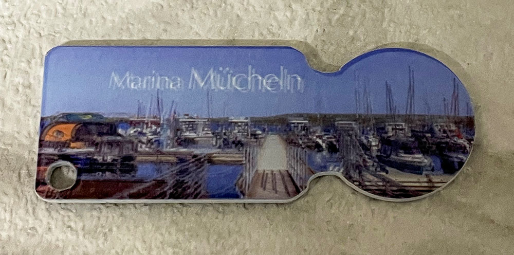 Nahaufnahme eines EInkaufswagenlösers mit unscharfem, verschwommenem Sublimationsdruck 