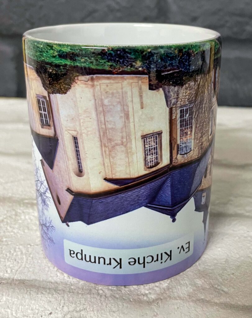 Tasse mit um 180° gedrehtem Druck