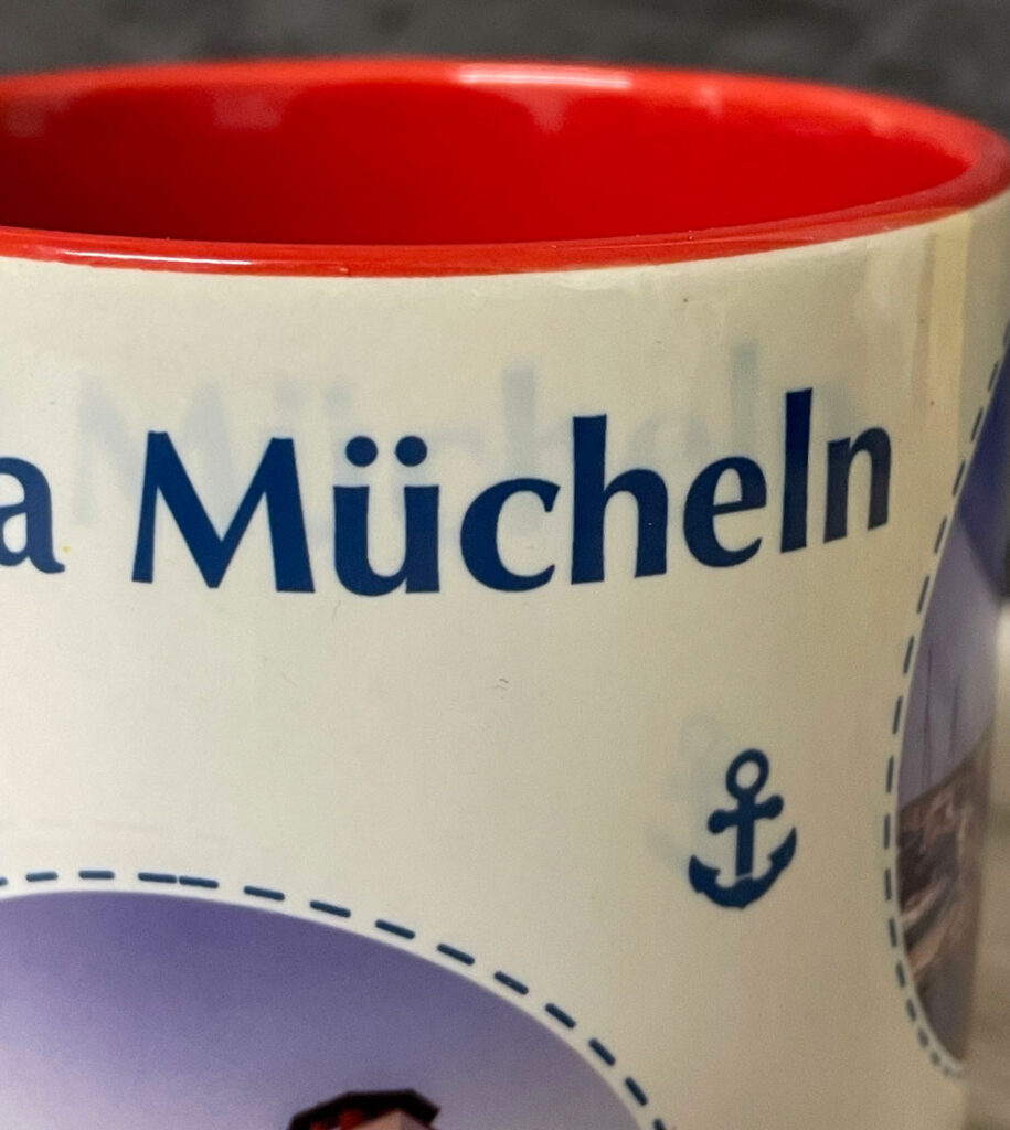 Nahaufnahme einer Tasse mit leicht verschobenem Sublimationsdruck – sichtbarer Doppelkontur und Schatten im Motiv.